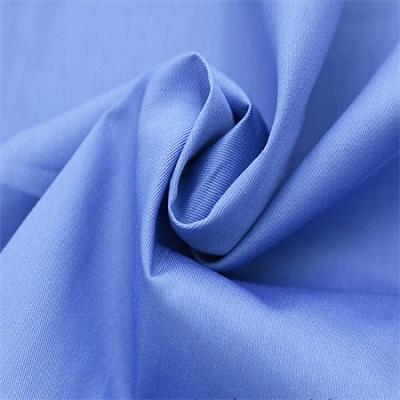 ¿Cuáles son las características de las telas de fibra sintética en el revestimiento de la prenda?
